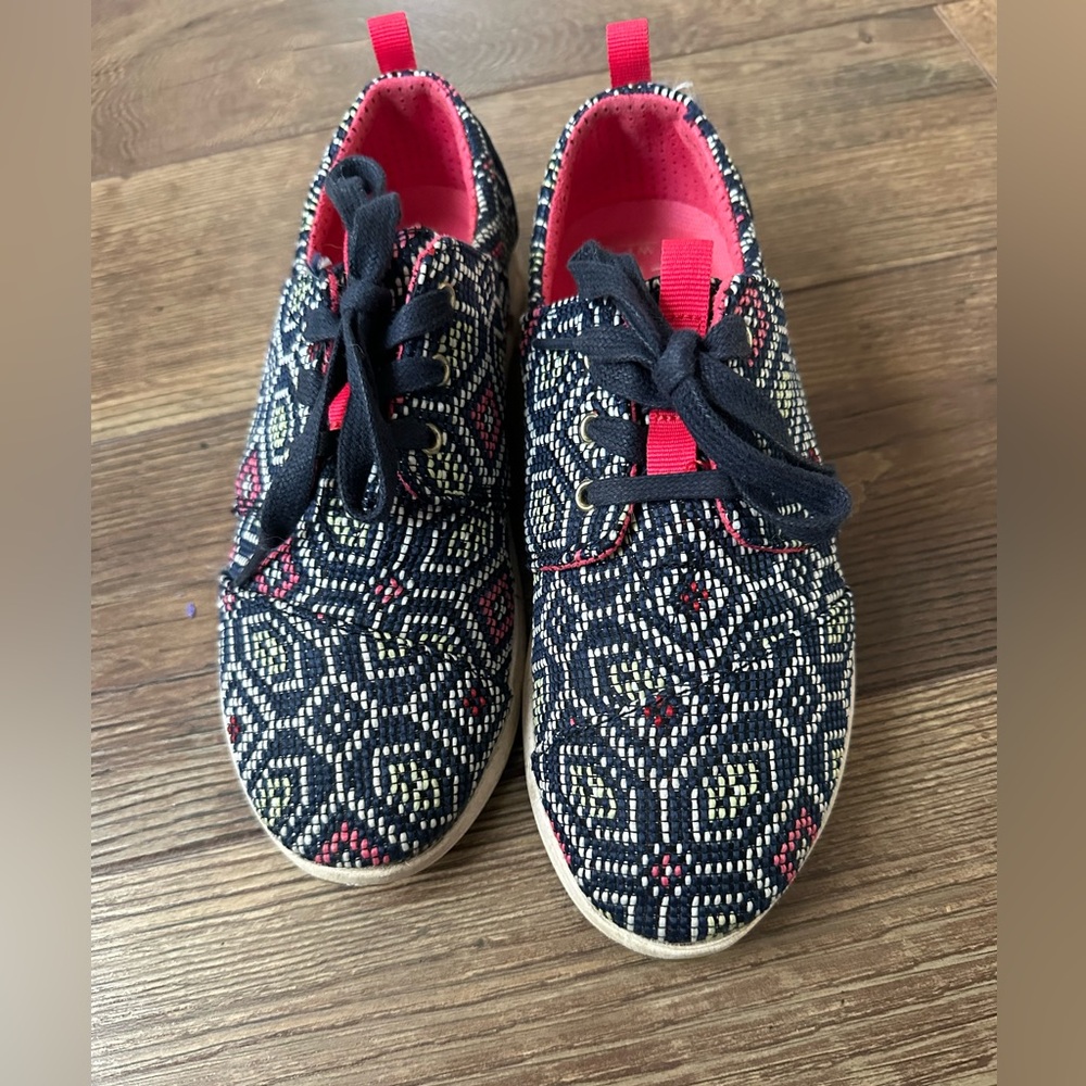Womens Tom’s Size 7W